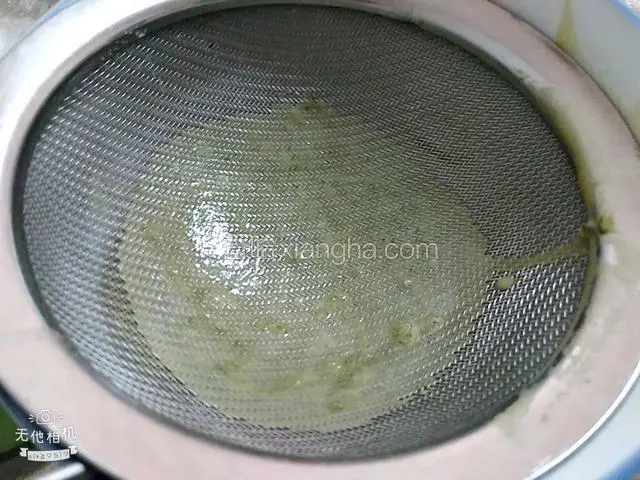 面粉糊搅拌均匀后过筛