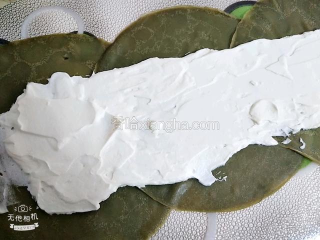 饼皮一张压一张叠放好，中间涂奶油，两头和两边不要放奶油（一共四张饼皮，也可以做三张饼皮一个的毛巾卷）