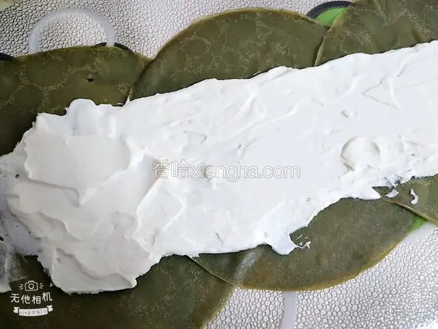 饼皮一张压一张叠放好，中间涂奶油，两头和两边不要放奶油（一共四张饼皮，也可以做三张饼皮一个的毛巾卷）