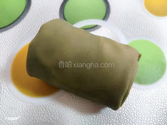 全部对折好后，从左往右轻轻卷起来即可，放入冰箱冷藏半个小时