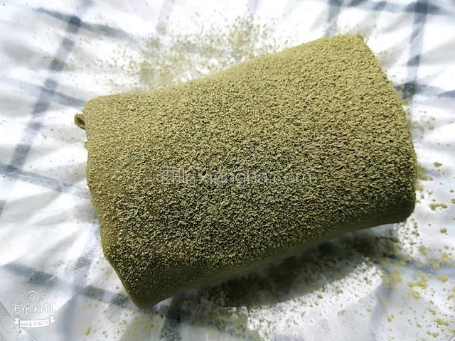 筛上少量抹茶粉