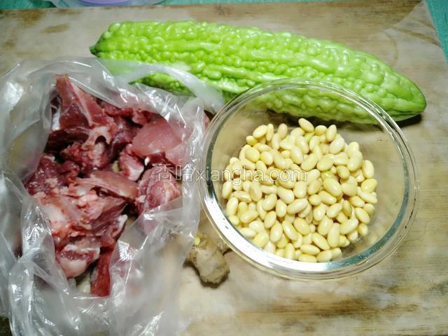 准备好材料，黄豆提前泡发，我这里是抓了一把黄豆泡的