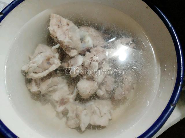 焯水好的龙骨捞出过凉水清洗干净浮沫