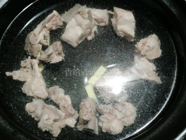 砂锅洗干净放入龙骨和生姜片一次性加水八分满盖锅盖大火烧开