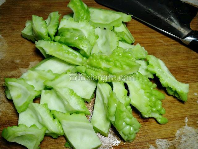 把苦瓜洗干净切块