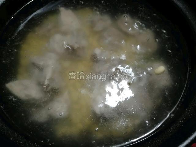 烧开后放入泡好的黄豆装中小火炖一小时左右如果怕溢锅可以放两根筷子在锅上