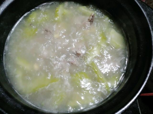 完成以上步骤放入苦瓜继续煮十八分钟放入盐再煮两三分钟就可以出锅了