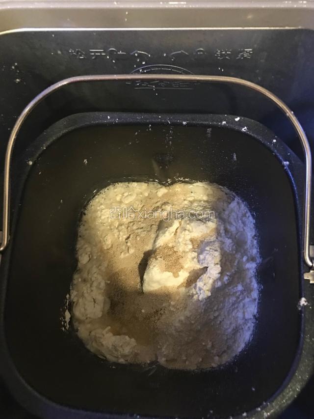 除过黄油，全部材料放入面包机，