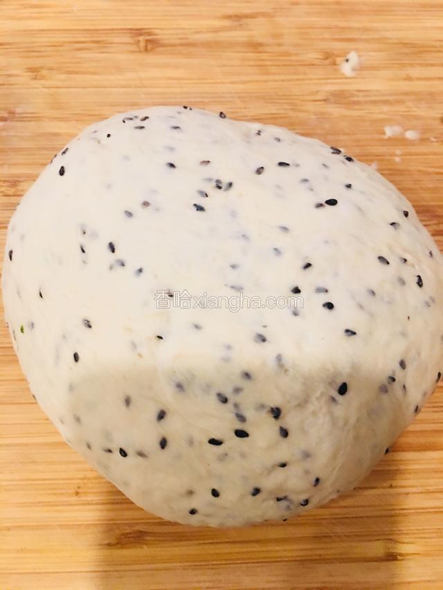 面团发好后拿出来揉成光滑的面团