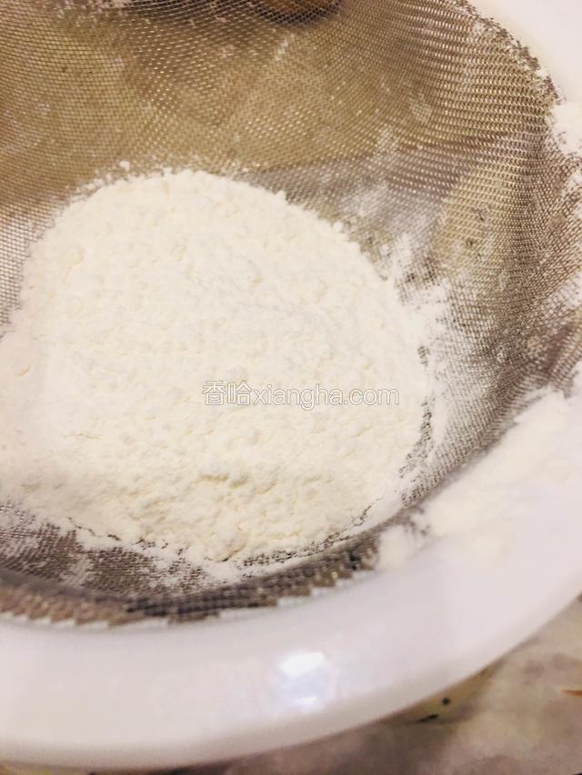 发酵好后，拿出来给面包筛上高筋粉，