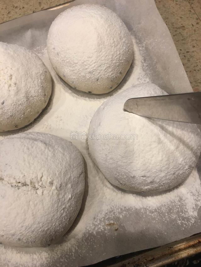 用刀在面包中间划上一刀，划一个口子，