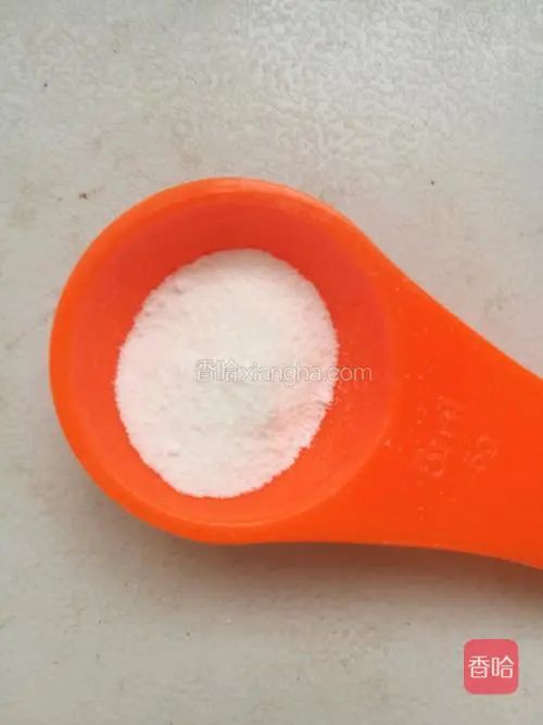 做扁豆面额材料中食用碱是不可缺少的，我放大概1至2克的量。个人觉得太少了味道太淡，太多了味道太重影响口感。