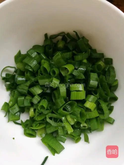 在此期间切碎适量的小葱或韭菜，个人感觉韭菜比较好。