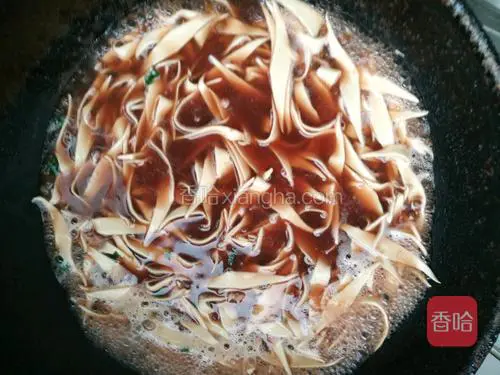 开大火，在前面熬制的扁豆汤中下入碎面（如果水量不够可以加开水）。面熟了后加入前面炒的葱花。