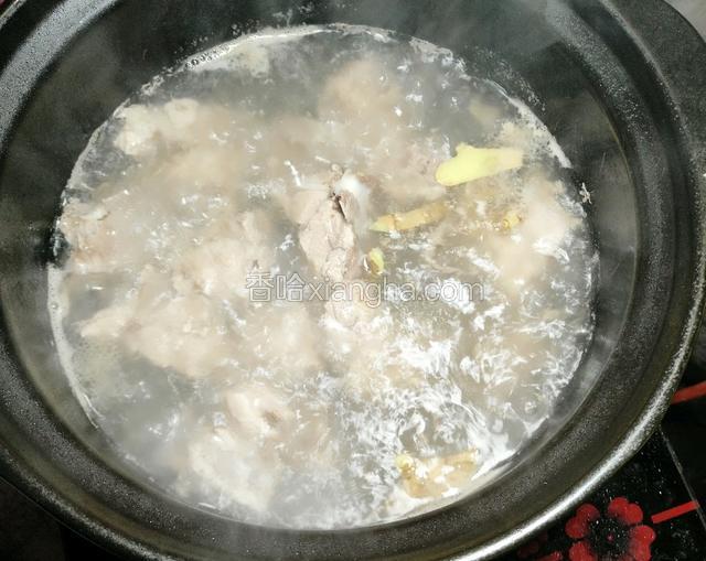 龙骨洗净放几片生姜和一些料酒焯水