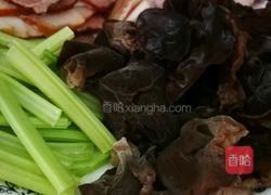 木耳胡萝卜熏肉焖面的做法图解2