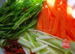 木耳胡萝卜熏肉焖面的做法图解3