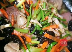 木耳胡萝卜熏肉焖面的做法图解7
