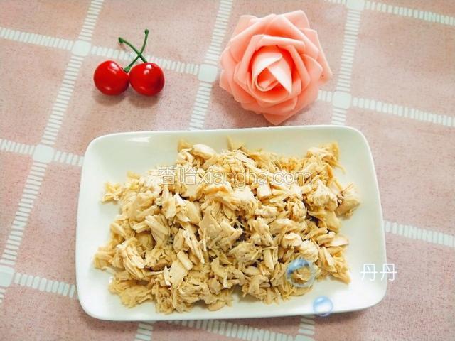 装到保鲜袋里用擀面杖擀碎。