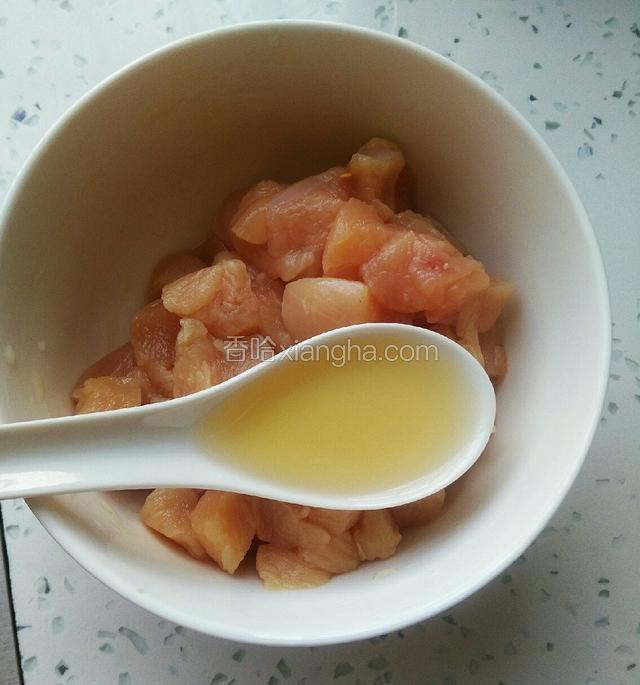 鸡胸肉清洗干净，切成丁，放碗内，加入一勺料酒，腌十分钟。
