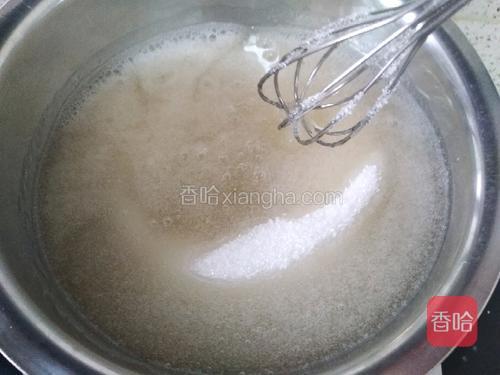 煮开后加入白糖，搅拌均匀