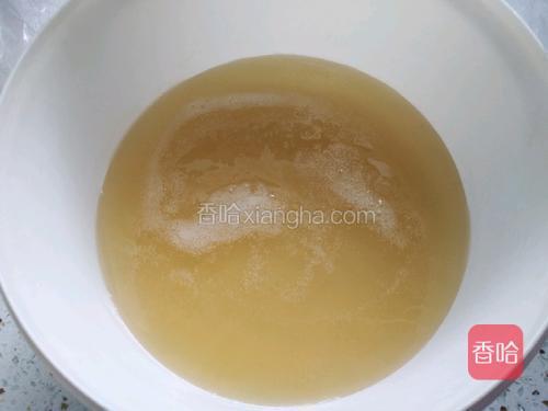 趁热倒入容器中，倒差不多3厘米厚