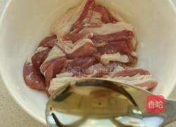 排骨肉炒蒜薹的做法图解3