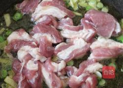 排骨肉炒蒜薹的做法图解7