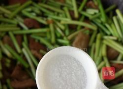 排骨肉炒蒜薹的做法图解13