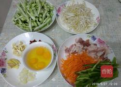 豆角肉片焖面的做法图解1