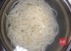 Illustration of how to make spicy noodles 4