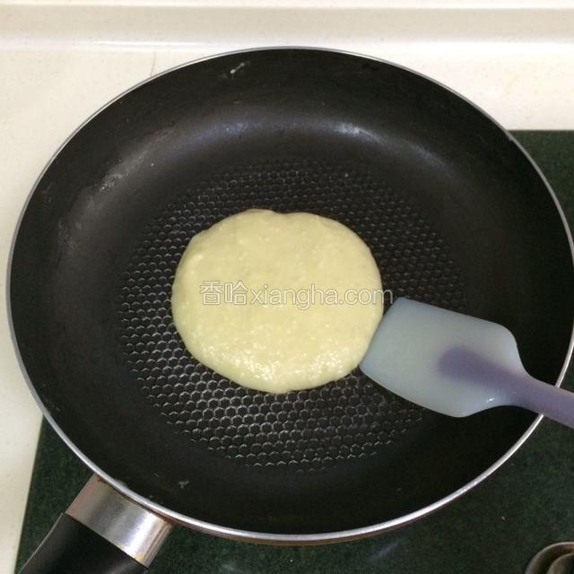 快速搅拌均匀至无干粉状态，最终达到不粘手不粘锅的状态。
