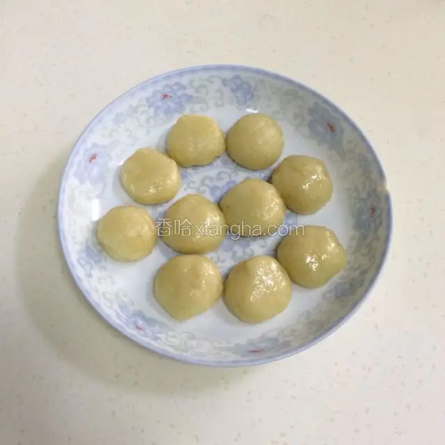待制作好的馅料放凉后，平均分成10份，搓圆备用。