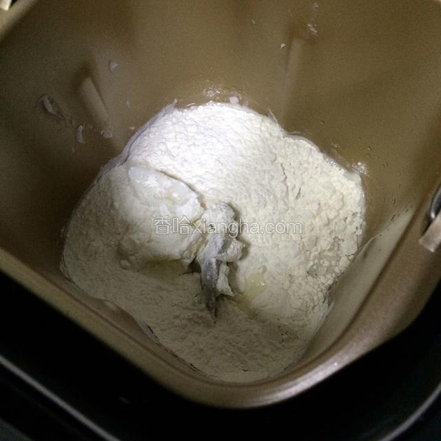 把油皮材料放入面包机桶内，约和面半个小时，呈表面光滑状态。