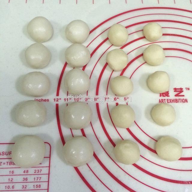 将制作好的油皮面团和油酥面团均分成10份，记得要盖好保鲜膜，可防止面团变干。