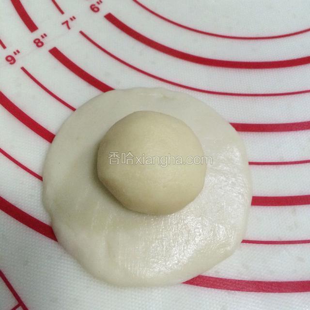 取一份油皮摊平，包入一份油酥。