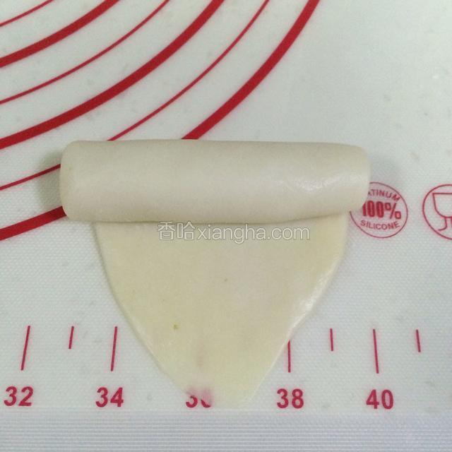 从上往下卷起来。