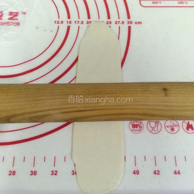 再次擀成长条状。