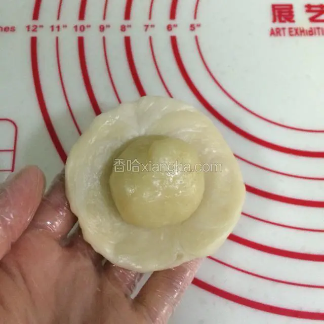 用手直接摊开或用擀面杖擀开，中间厚四周薄些。