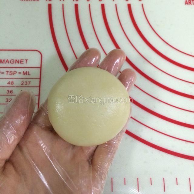 然后翻个面，用手轻轻按扁。