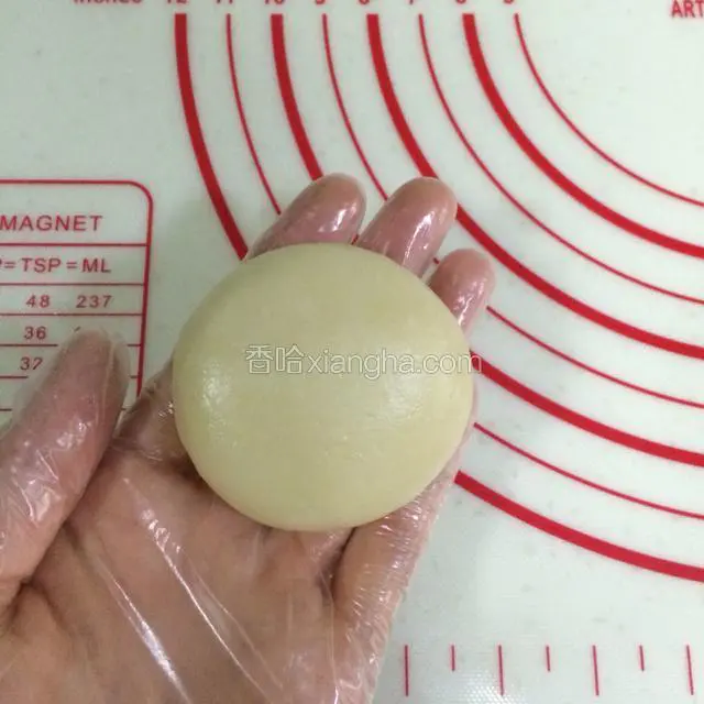 然后翻个面，用手轻轻按扁。