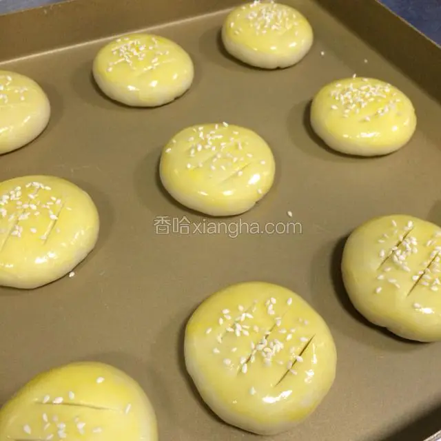 用锋利的刀在饼面上割口，撒上少许白芝麻。
