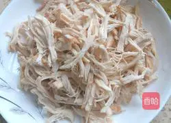 Illustration of how to make cold shredded chicken 3
