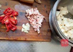 五花肉烧豆腐的做法图解1