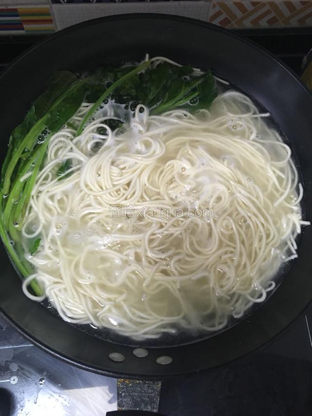 放入面条和青菜