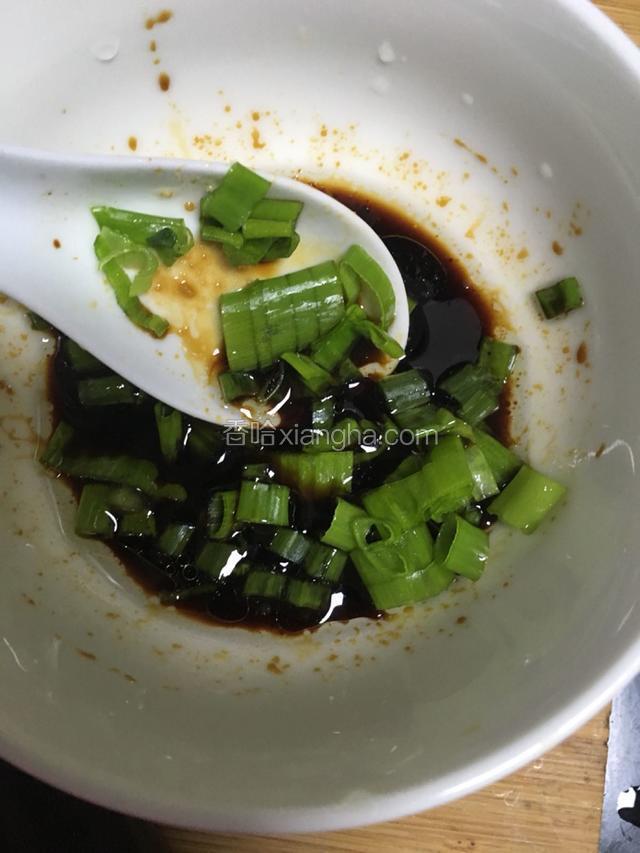 小葱切碎放入搅拌均匀
