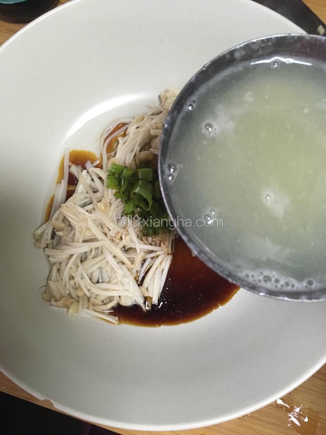 浇上煮面的面汤有骨汤更好
