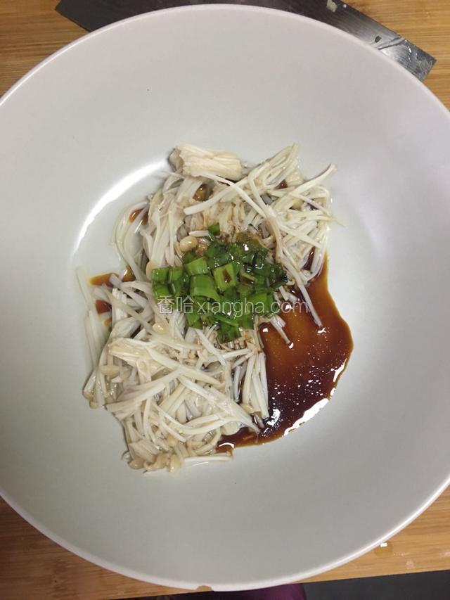 碗底放煮好的金针菇，把挑好料汁放入