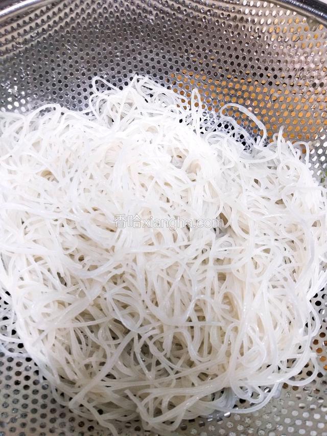 米粉煮兩分鐘後焯水，備用；