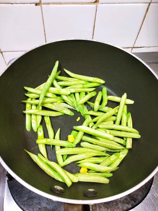 先白鍋炒下豆角；